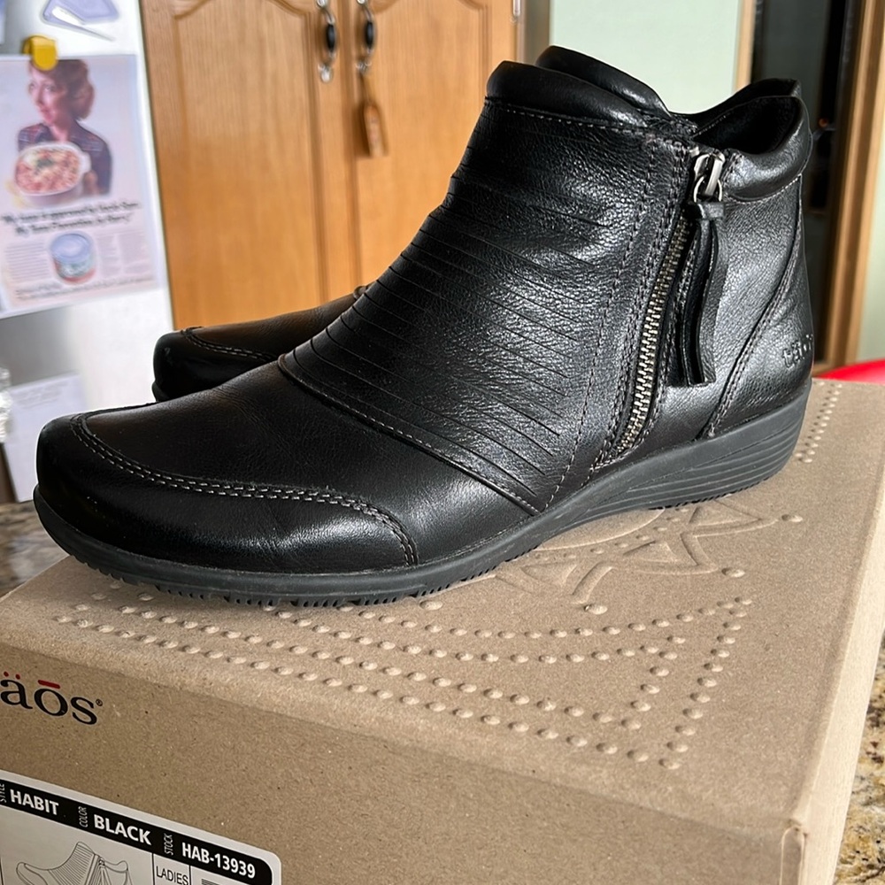 Taos “Habit” bootie, US 9M women’s, black